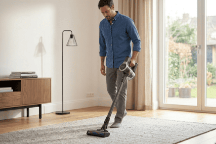 Aspirateur balai sans fil homme salon
