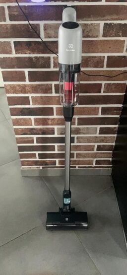 image client 1 Aspirateur Balai Electrolux 700 Animal EP71AB14UG