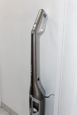 image client 6 Aspirateur Balai Bosch BBH3ALL23 Série 4 Flexxo