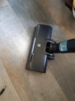 image client 7 Aspirateur Balai Electrolux 700 Animal EP71AB14UG