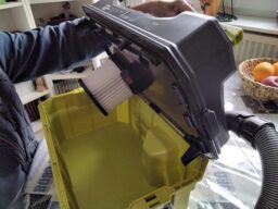 image client 2 Aspirateur sans fil Compact Atelier-Auto Ryobi Main RV1811 0 One+