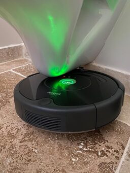 image client 7 Aspirateur Robot Laveur Irobot Roomba Plus 505 Combo AutoWash Dock